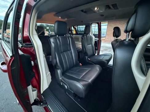 Used 2014 Chrysler Town & Country Touring image 19