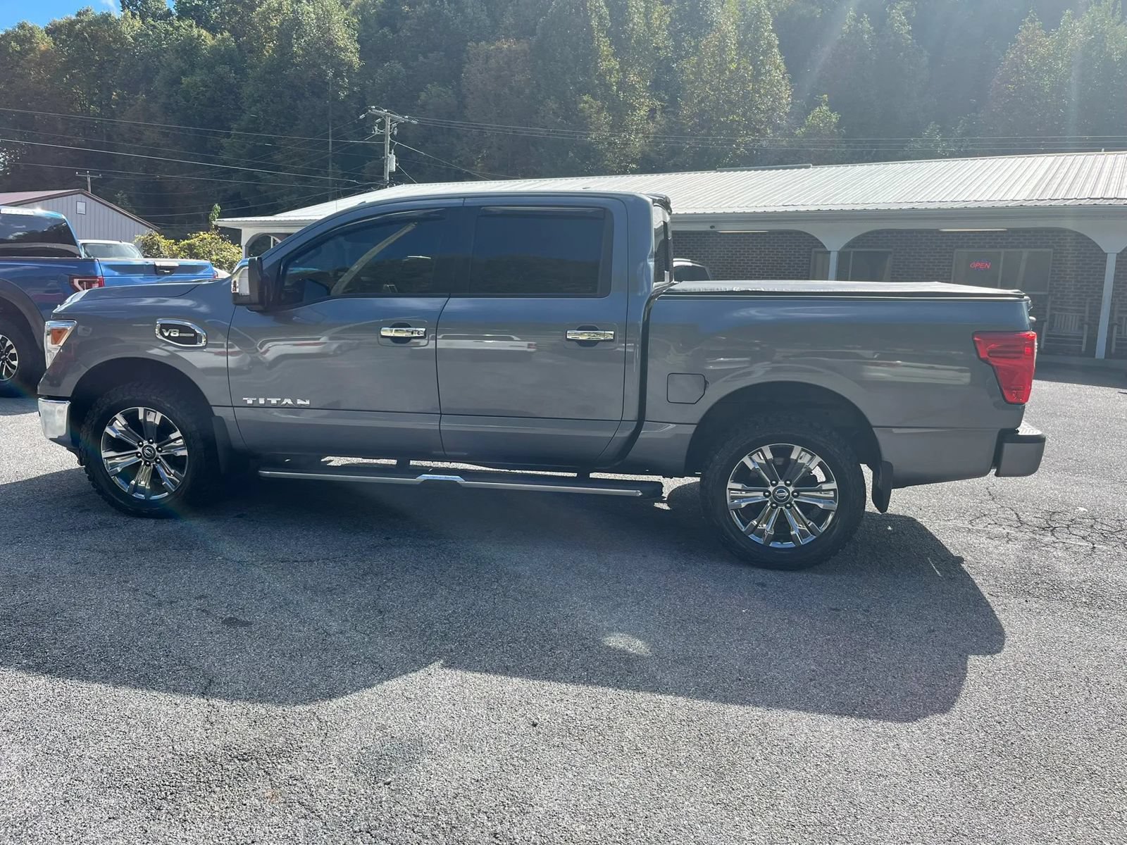 Used 2017 Nissan Titan SL w/ Chrome Package AWD/4WD image 8