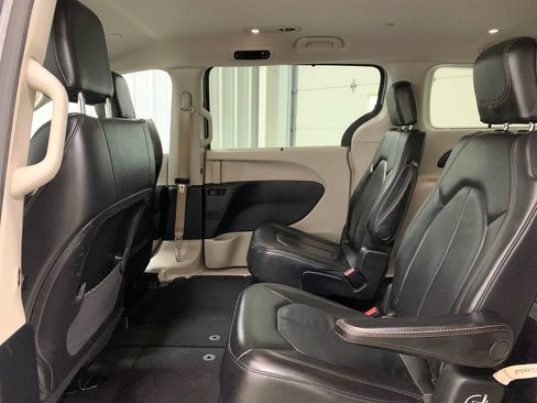 Used 2020 Chrysler Pacifica Touring-L FWD image 21