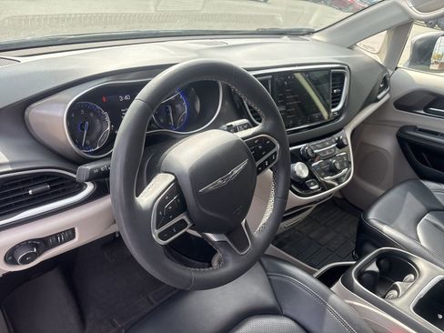 Used 2023 Chrysler Pacifica Touring-L image 3