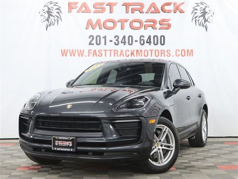 Used 2022 Porsche Macan AWD/4WD image 1