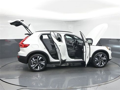 Used 2024 Volvo XC40 B5 Plus image 8