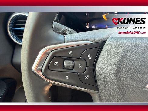 Used 2025 Chevrolet Trax LT w/ LT Convenience Package FWD image 13