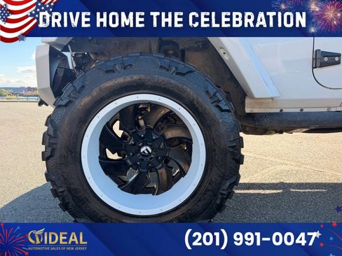 Used 2016 Jeep Wrangler Unlimited Sahara w/ Connectivity Group AWD/4WD image 12