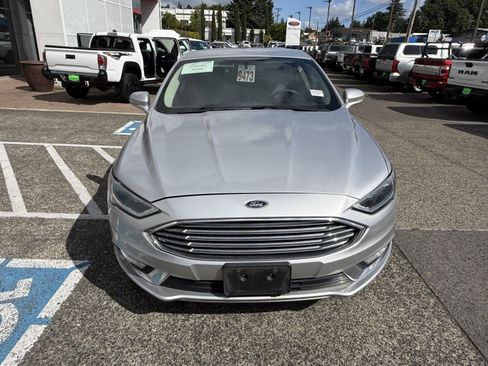 Used 2017 Ford Fusion SE FWD image 9