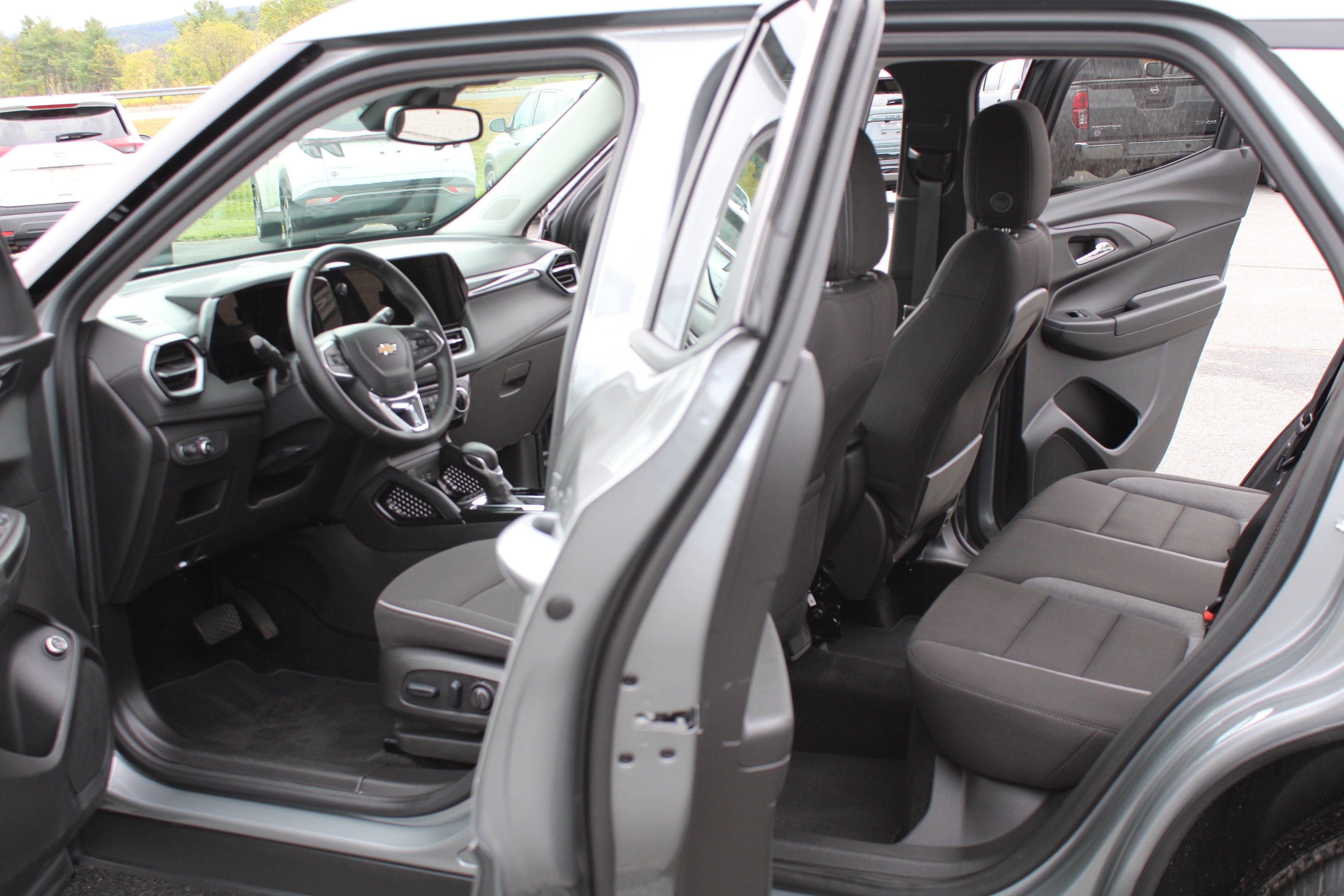Used 2025 Chevrolet TrailBlazer LT w/ Convenience Package AWD/4WD image 17