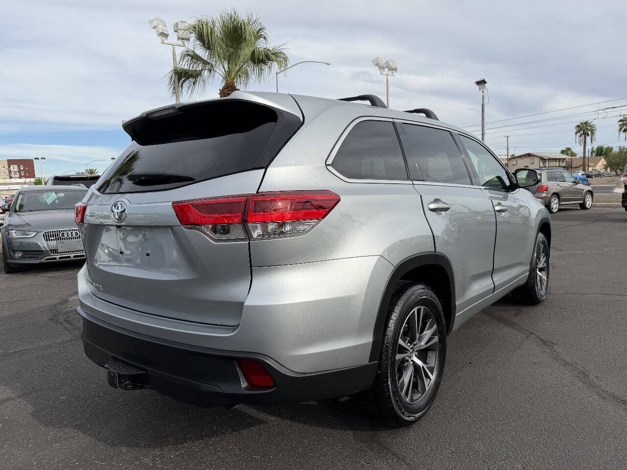 Used 2017 Toyota Highlander LE w/ Carpet Mat Package FWD image 6