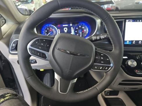 Used 2024 Chrysler Pacifica Touring-L FWD image 8