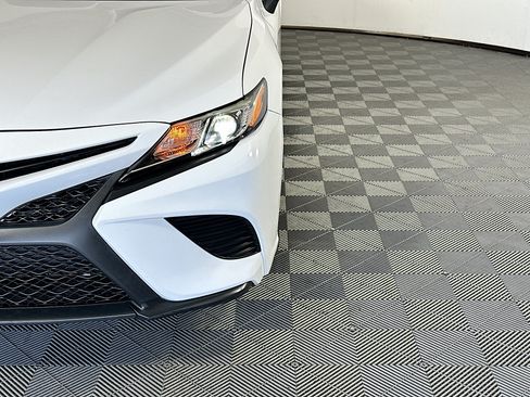 Used 2020 Toyota Camry SE FWD image 9