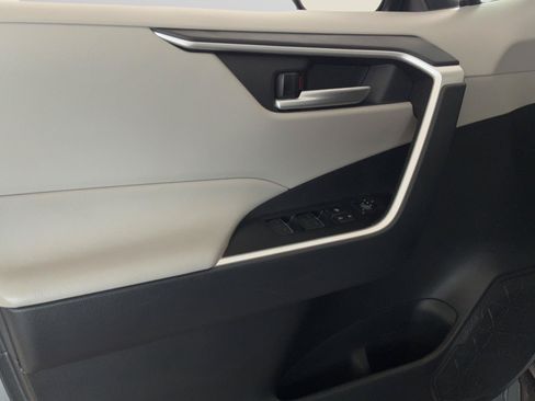 Used 2025 Toyota RAV4 XLE FWD image 30