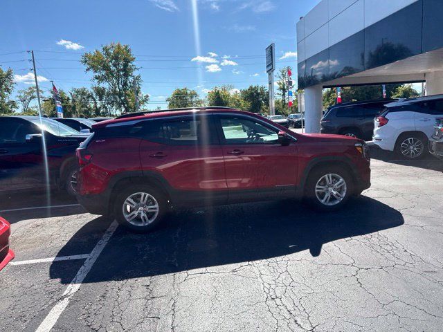 Used 2024 GMC Terrain SLE w/ Driver Convenience Package FWD image 4