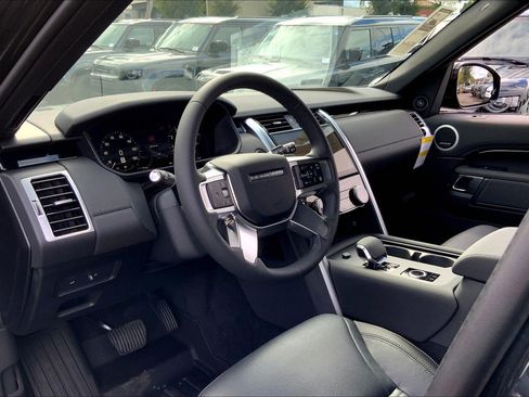 New 2025 Land Rover Discovery S image 9