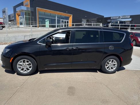 Used 2021 Chrysler Voyager Lxi FWD image 2