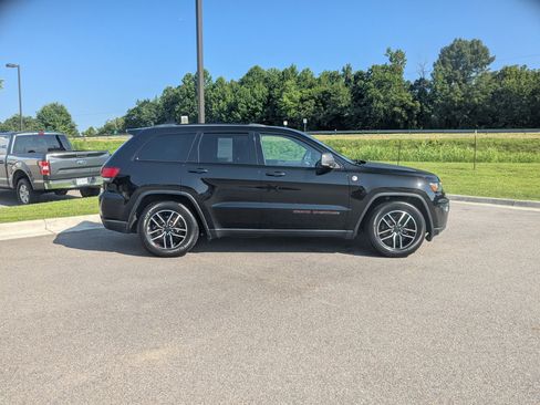 Used 2020 Jeep Grand Cherokee Trailhawk image 2