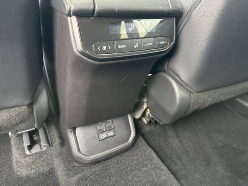 Certified 2025 Toyota Highlander XLE image 10