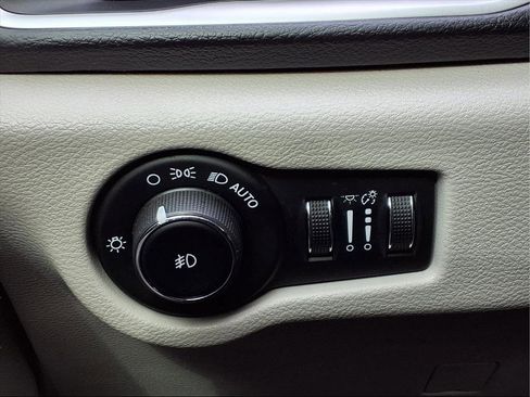 Used 2018 Chrysler Pacifica Touring Plus w/ Tire & Wheel Group image 23