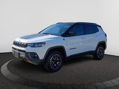 Used 2025 Jeep Compass Trailhawk AWD/4WD image 3