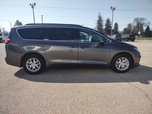 Used 2022 Chrysler Pacifica Touring-L FWD image 6