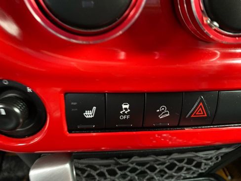 Used 2018 Jeep Wrangler Unlimited Rubicon w/ Connectivity Group image 13