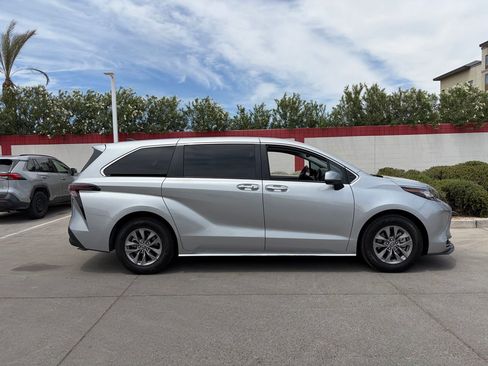 Used 2023 Toyota Sienna XLE FWD image 2