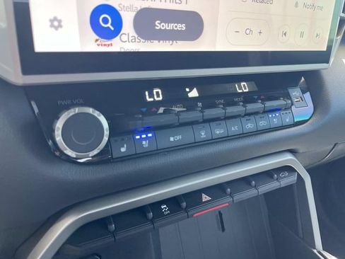 Used 2025 Toyota Tundra Limited AWD/4WD image 37