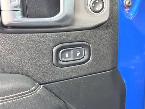 Used 2020 Jeep Gladiator Overland AWD/4WD image 11
