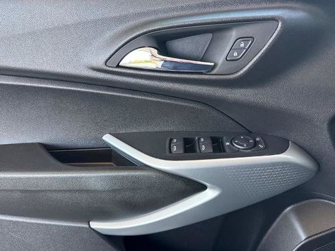Used 2025 Chevrolet Trax LS FWD image 17