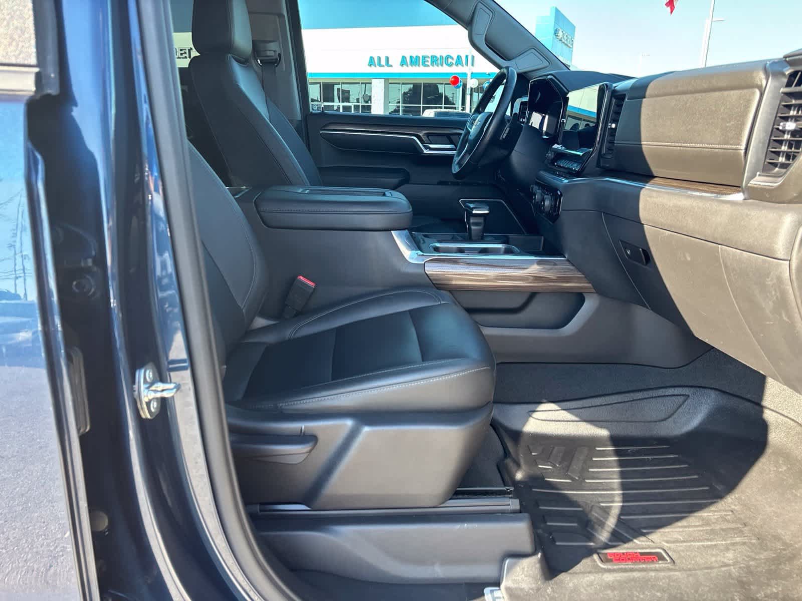 Used 2022 Chevrolet Silverado 1500 LT w/ Leather Package AWD/4WD image 11