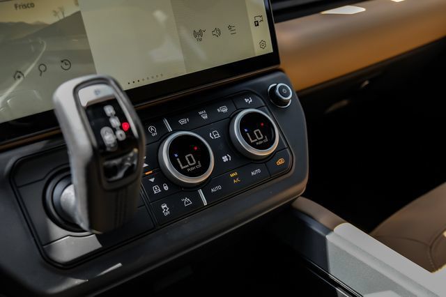 New 2026 Land Rover Defender 110 X-Dynamic SE AWD/4WD image 34