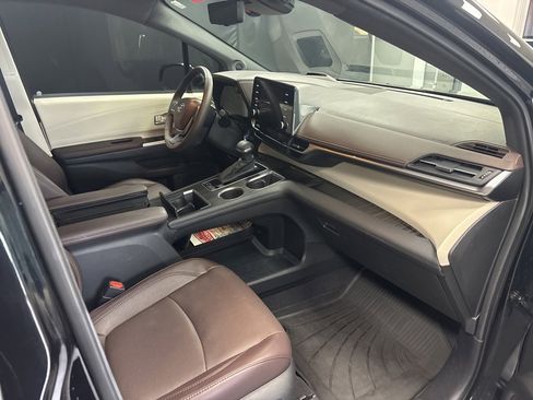 Used 2024 Toyota Sienna Platinum image 11