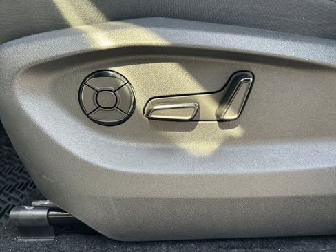 New 2025 Volkswagen Tiguan SE image 10