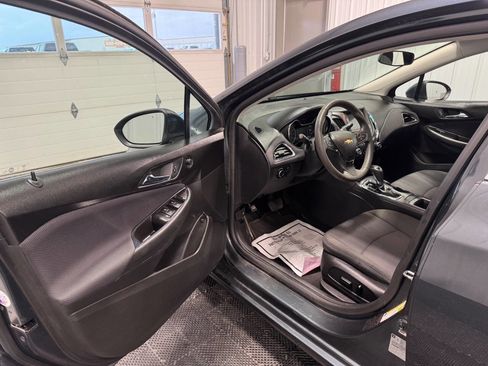 Used 2017 Chevrolet Cruze LT w/ Convenience Package image 7