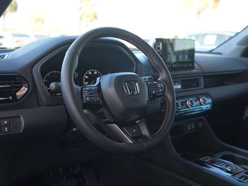 Used 2025 Honda Pilot TrailSport image 2