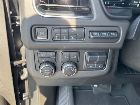 Used 2024 Chevrolet Suburban High Country image 20