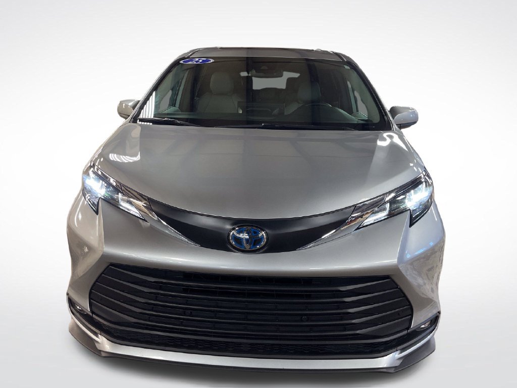 Certified 2025 Toyota Sienna XLE FWD image 8