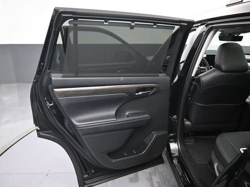 Used 2024 Toyota Highlander Platinum image 32