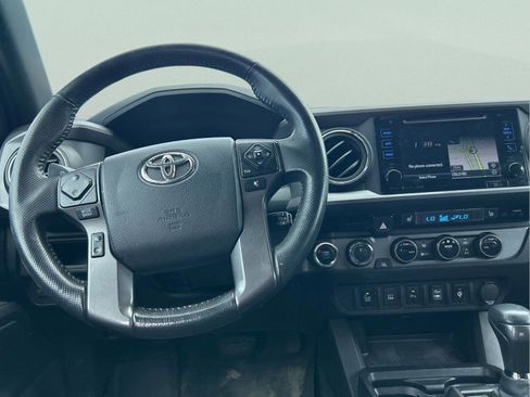 Used 2017 Toyota Tacoma TRD Off-Road w/ Premium & Technology Package AWD/4WD image 23