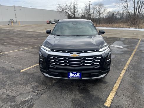 Used 2025 Chevrolet Equinox LT image 2