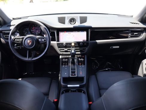 Certified 2025 Porsche Macan AWD/4WD image 20