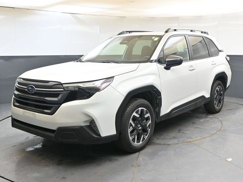 Certified 2025 Subaru Forester Premium AWD/4WD image 1