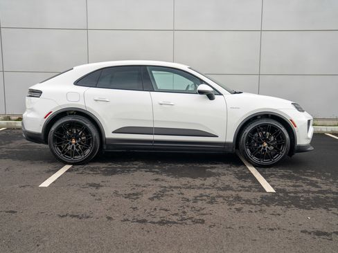 Certified 2025 Porsche Macan Electric image 8