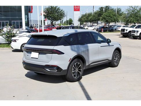 Used 2026 Lincoln Nautilus Premier AWD/4WD image 5