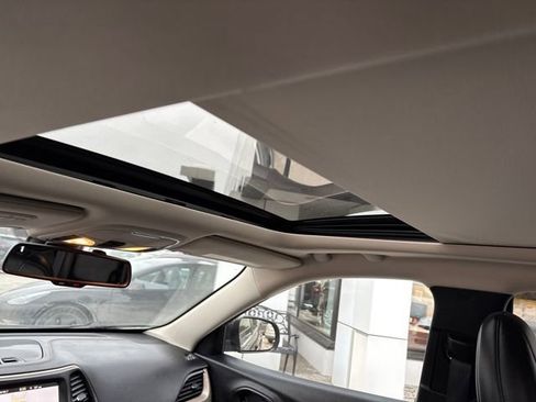 Used 2017 Jeep Cherokee Limited image 12