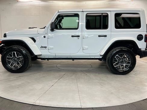 Used 2025 Jeep Wrangler Unlimited Sahara AWD/4WD image 2