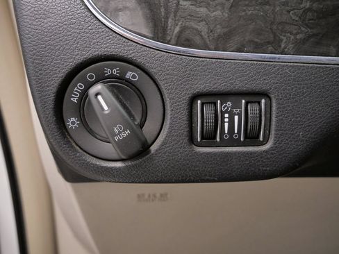 Used 2014 Chrysler Town & Country Touring FWD image 19