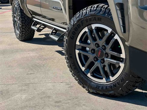 Used 2025 Toyota Tacoma TRD Sport image 9