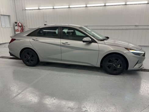 Used 2022 Hyundai Elantra SEL w/ Convenience Package FWD image 9