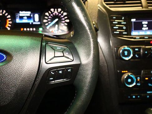 Used 2019 Ford Explorer XLT image 12