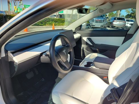 Used 2020 Tesla Model 3 Standard Range image 9