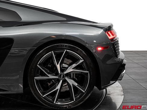 Used 2021 Audi R8 V10 w/ Premium Package RWD image 16